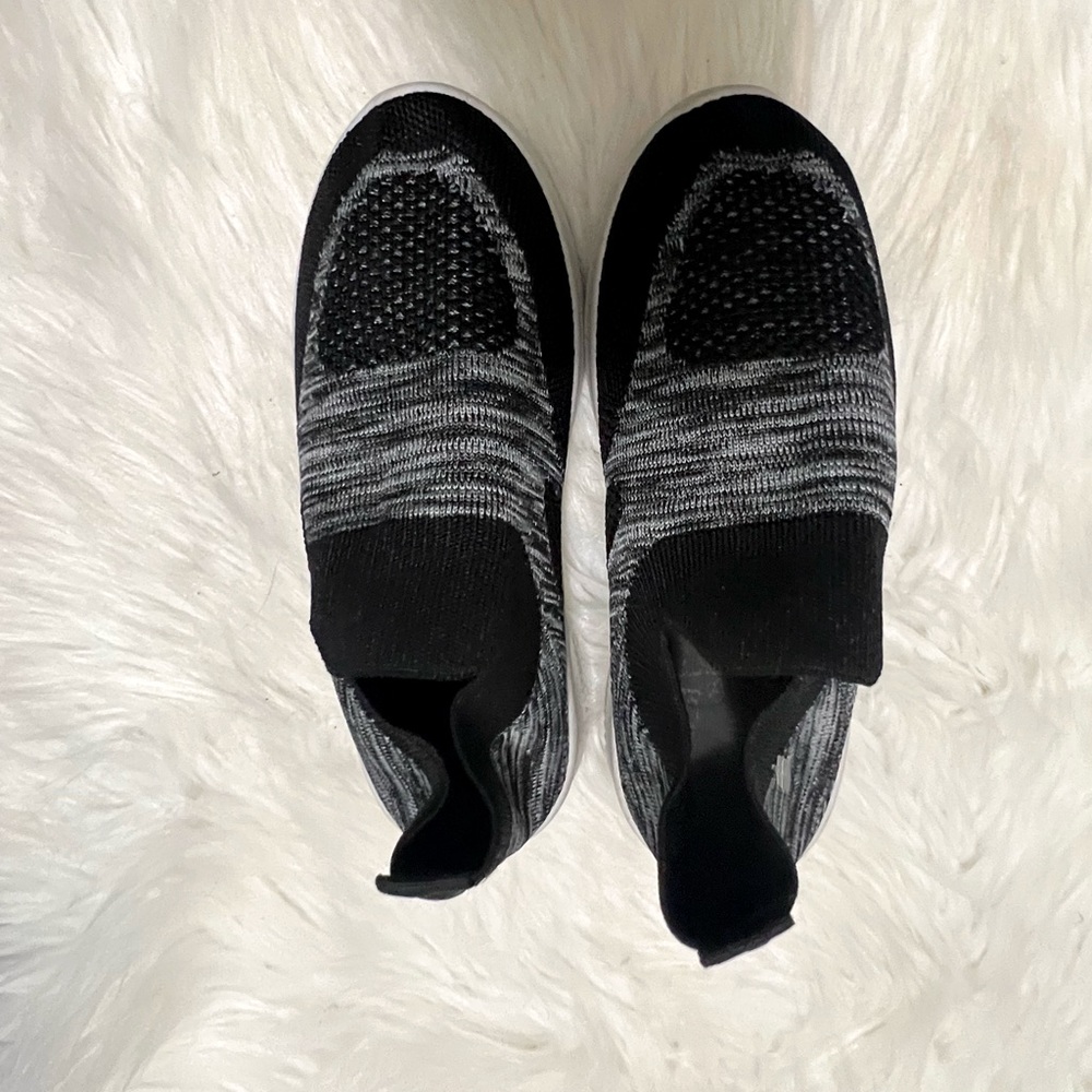 Kids unisex black and grey slip on sneakers